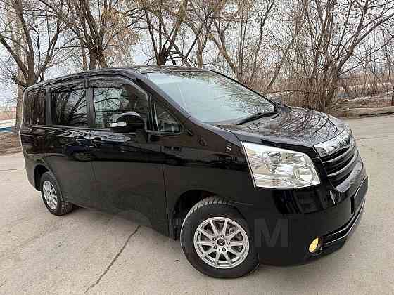 Toyota Noah, 2010 год в Новосибирске Новосибирск